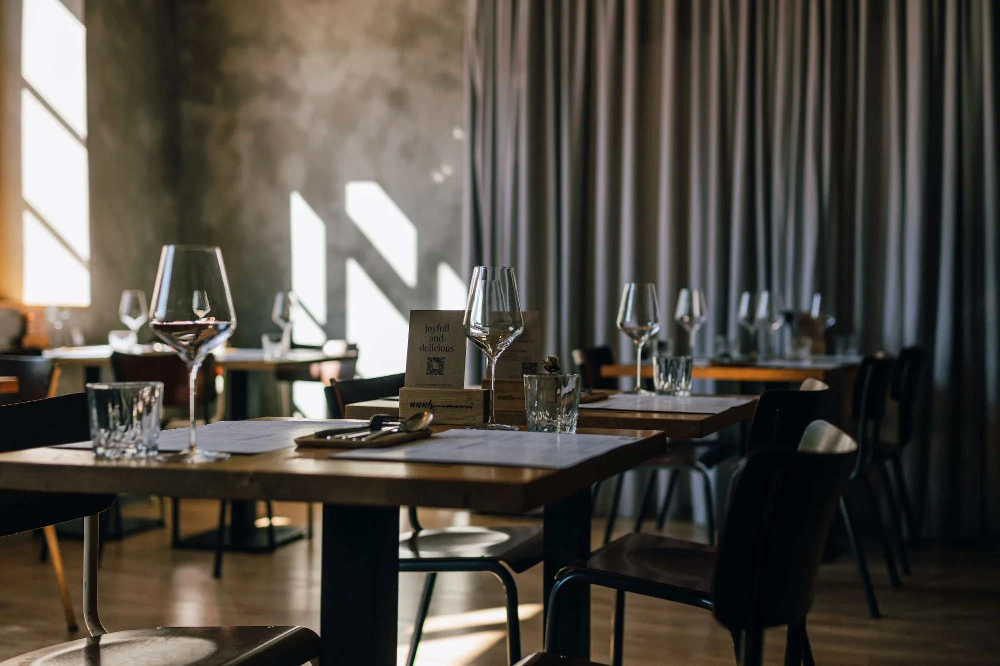 Set tables in the dining room at uuuhmami Heidelberg