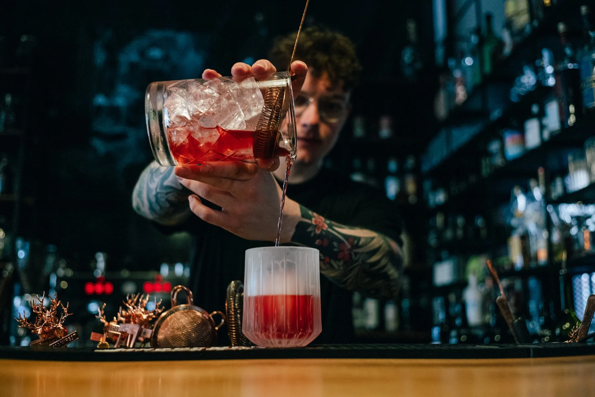 Bartender mixing a cocktail at the uuuhmami Heidelberg bar